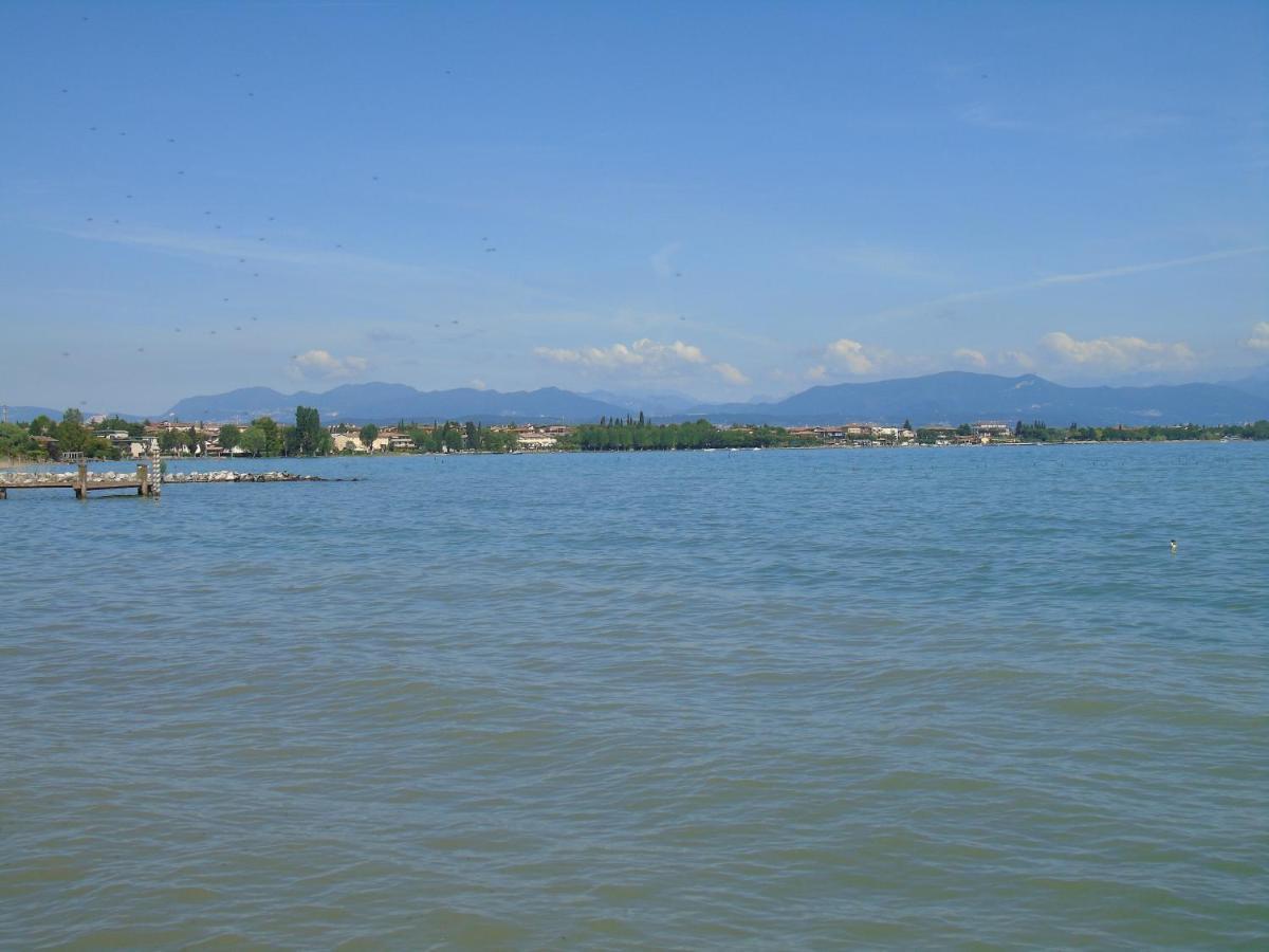 Ferienwohnung Discovery Flat With Pool & Bikes Sirmione Exterior foto