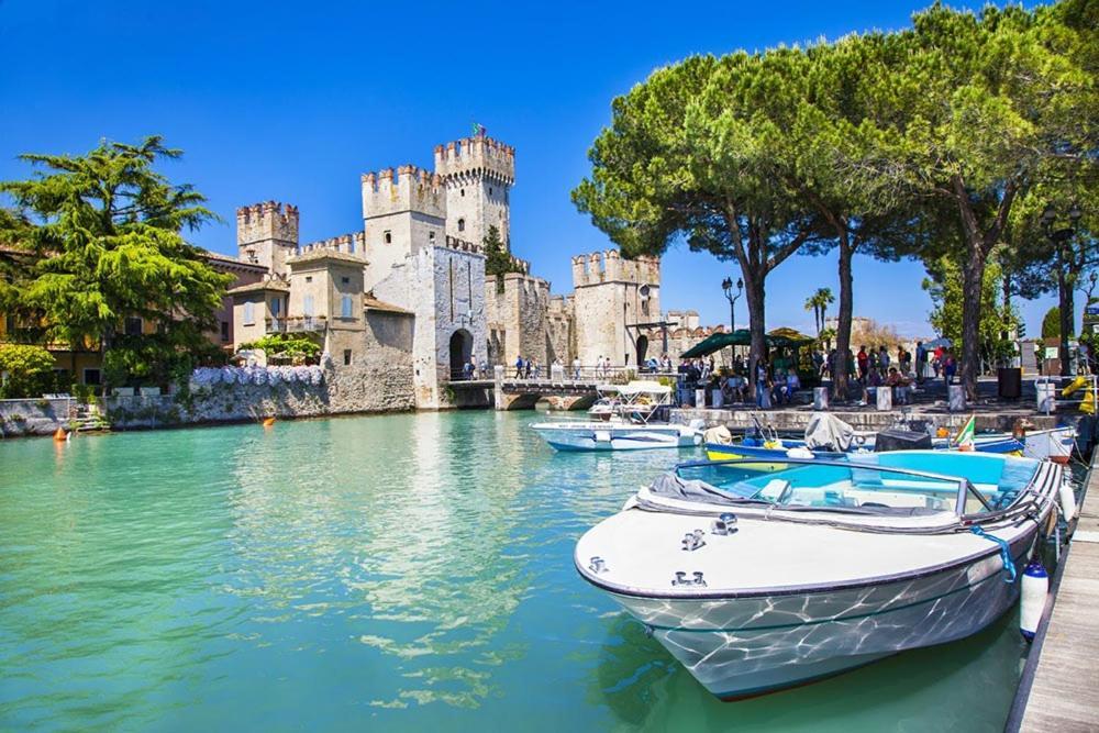 Ferienwohnung Discovery Flat With Pool & Bikes Sirmione Exterior foto