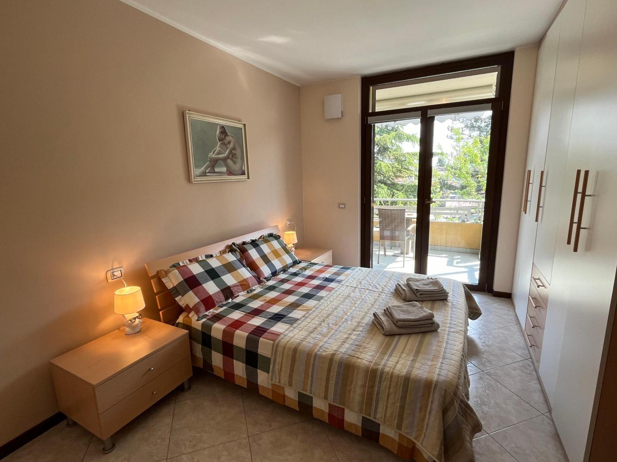 Ferienwohnung Discovery Flat With Pool & Bikes Sirmione Exterior foto